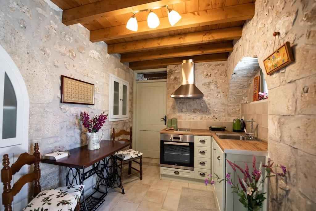 La Casa Di Bella A Tradional Stone House With Barbecue Villa Karia  ภายนอก รูปภาพ